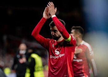 Fernandes Rejects Al-Hilal Offer to Stay at Manchester United