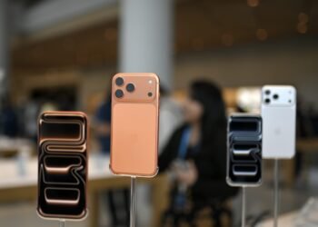 Apple Resists India’s Phone App Order Amid Parliament Opposition