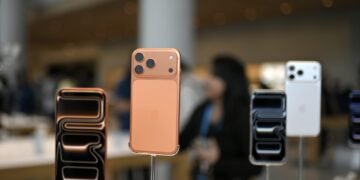 Apple Resists India’s Phone App Order Amid Parliament Opposition