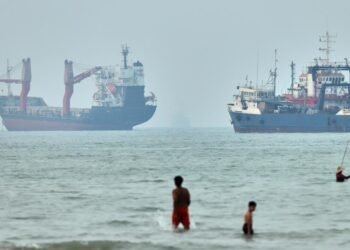 Iran Opens Limited Hormuz Passage for Iraqi Oil Tankers