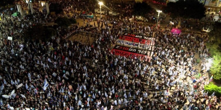 Thousands rally in Tel Aviv against Netanyahu, demanding independent inquiry into October 7.
